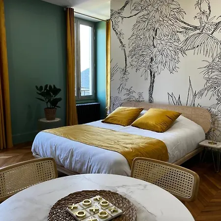 La Parenthese Flechoise, Armand